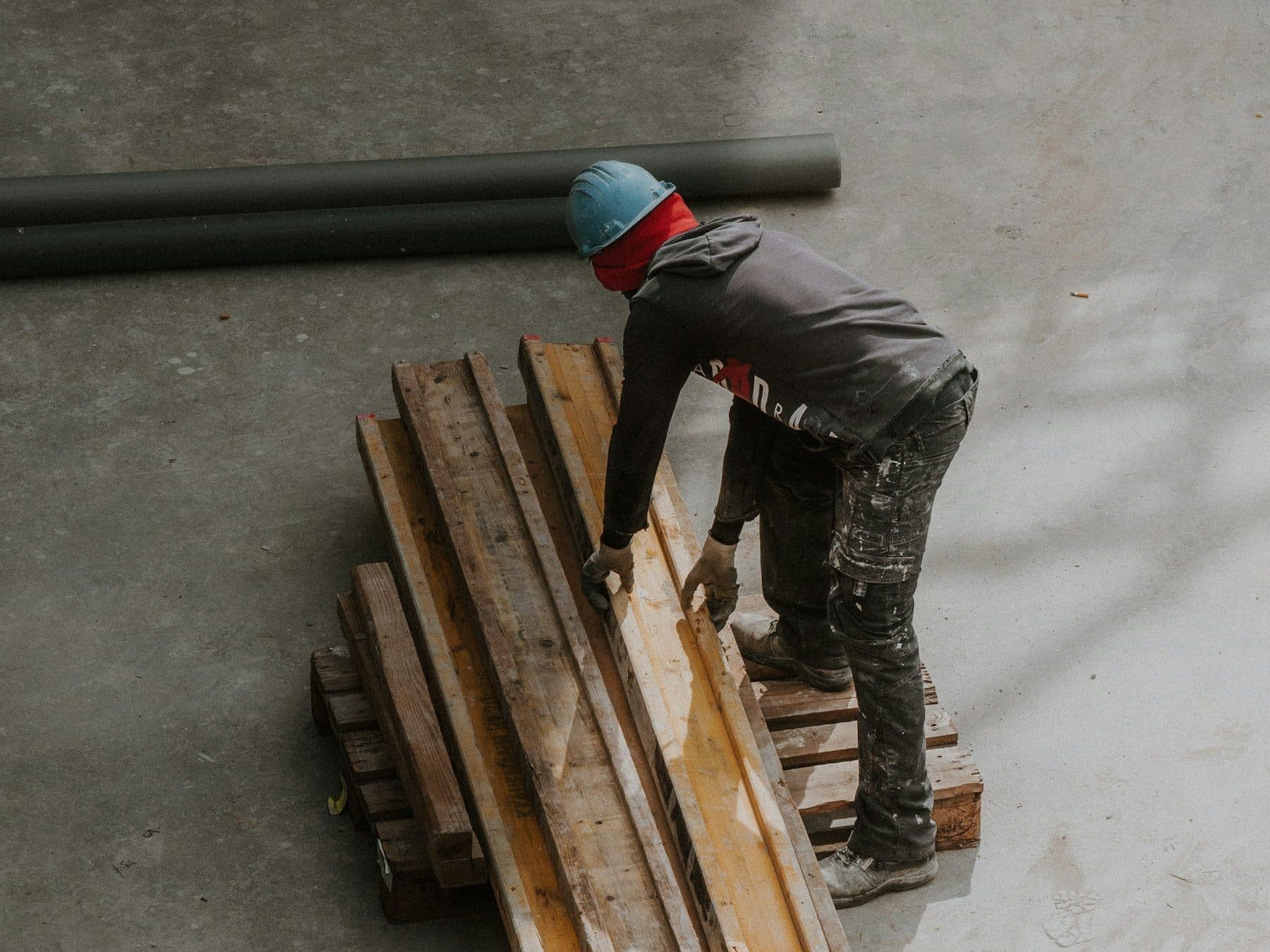 Handwerker auf einer Baustelle bei der Arbeit