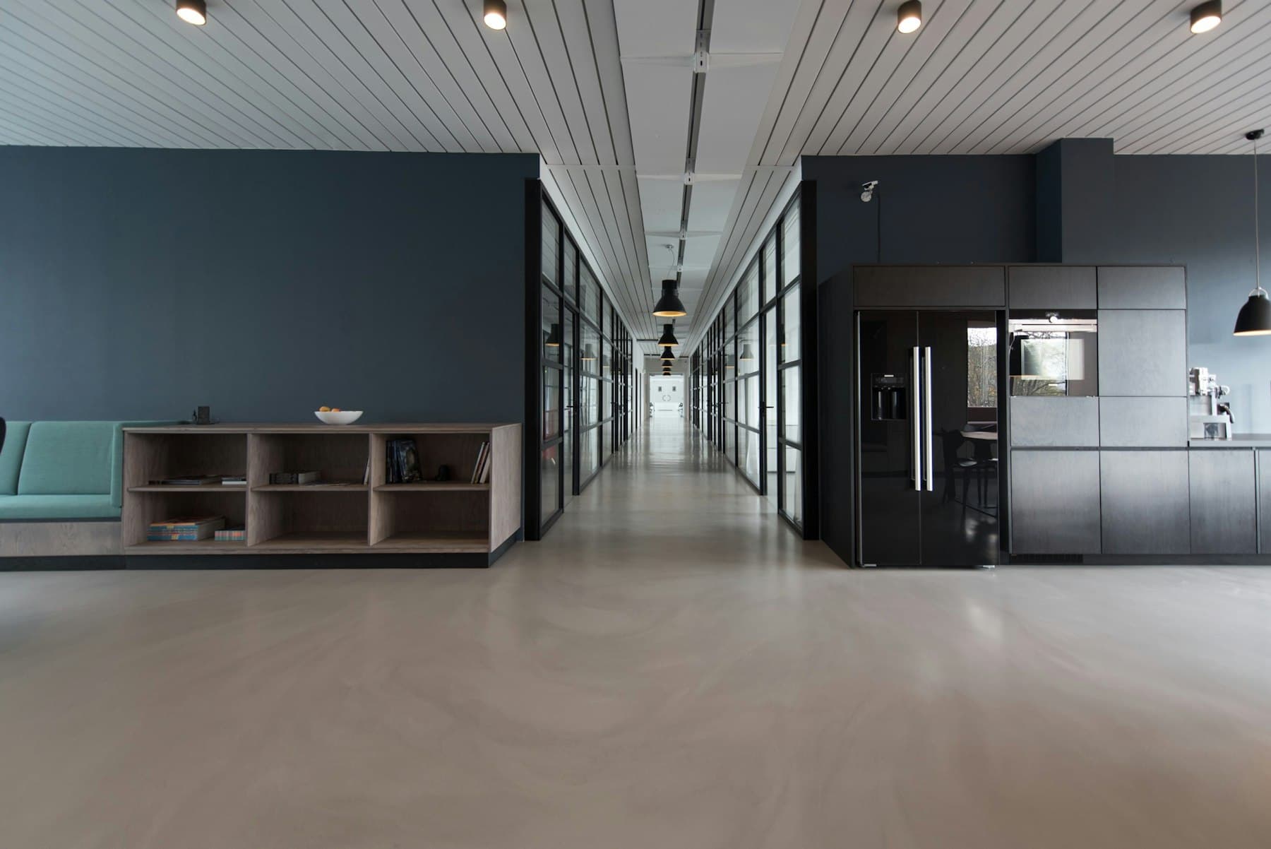Modernes dunkles Büro mit Glasfronten